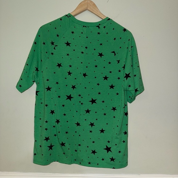 Zenana Outfitters Green Star Print Short Sleeve Tee Size Small - Picture 2 of 7
